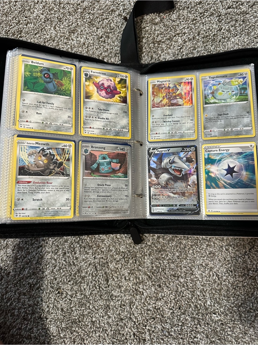 Pokémon Binder Filled with 400+ Cards! - Picture 9 of 12